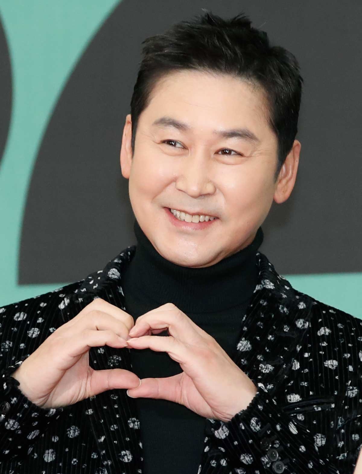 방송인 신동엽이 지난 2023년 서울시 영등포구 여의도 KBS 신관 웨딩홀에서 열린 '2023 KBS 연예대상' 레드카펫 행사에서 포즈를 취하고 있다. / 뉴스1