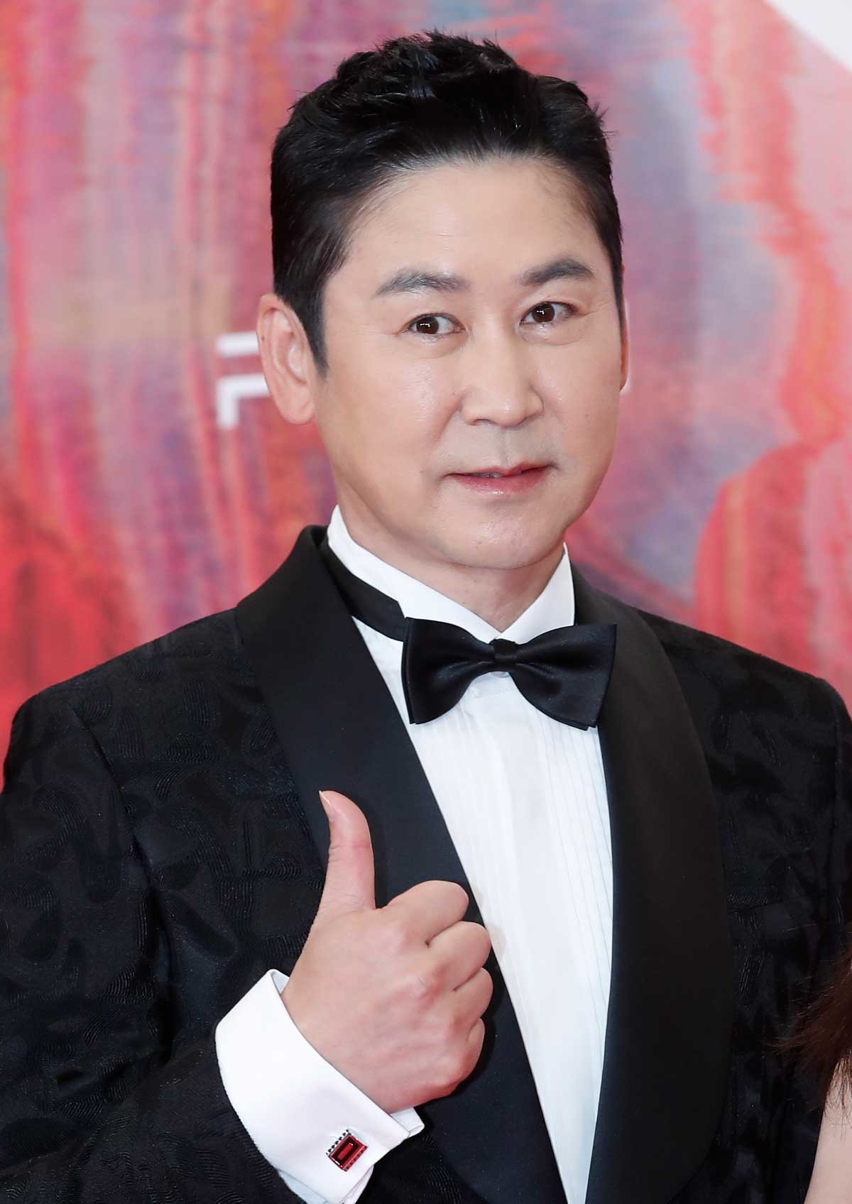 방송인 신동엽이 지난 2024년 서울 강남구 코엑스에서 열린 '60회 백상예술대상' 레드카펫 행사에서 포즈를 취하고 있다.  / 뉴스1