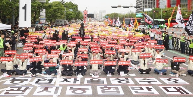 전국 농축협 조합장과 농민 2만여 명은 21일 오후 1시 여의도에서「농협 자율성 수호 농민 결의대회」를 개최했다. / 전남농협