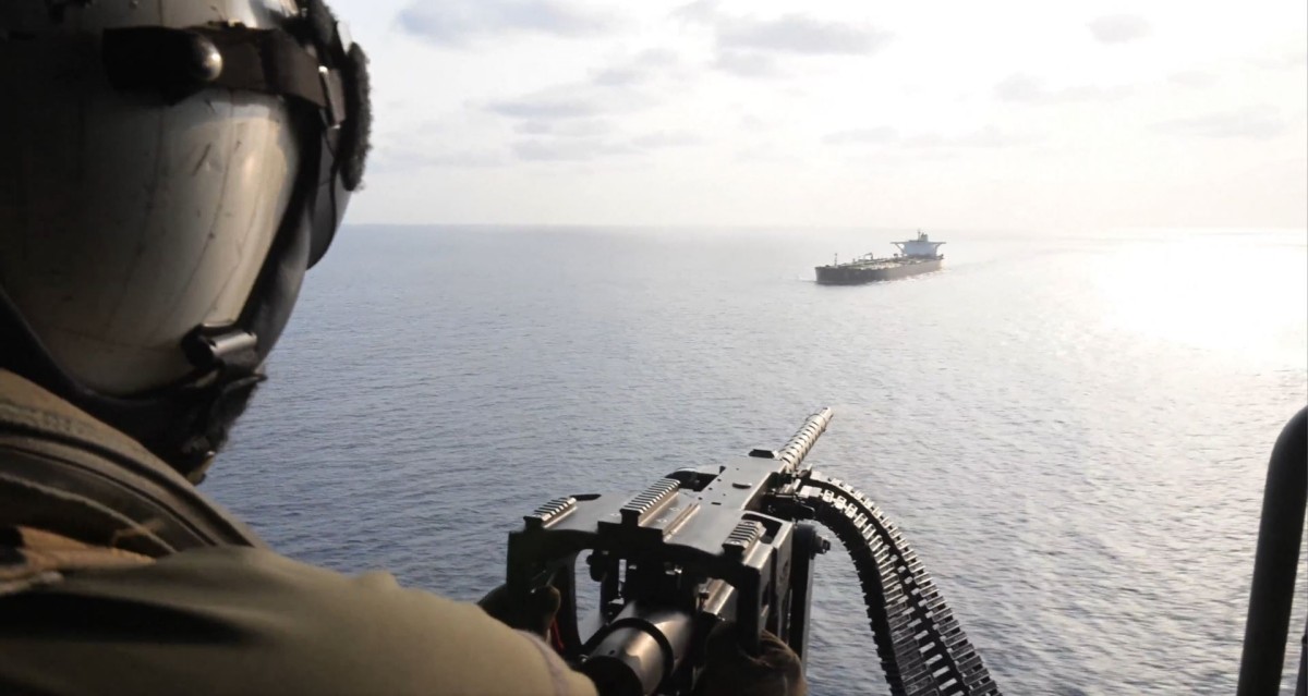 호르무즈 해협 인근에서 무장 병력이 선박을 향해 총기를 겨눈 채 긴장 상태를 이어가고 있다. / 미국 동부사령부 X