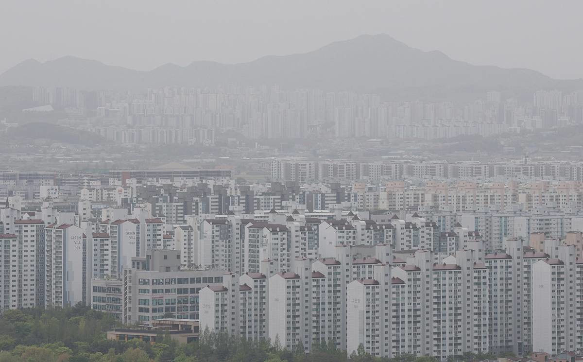 황사 영향으로 전국 미세먼지 농도가 높은 수준을 보인 지난 21일 경기 오산시 보적사에서 바라본 도심이 황사의 영향으로 뿌옇게 보이고 있다 / 뉴스1