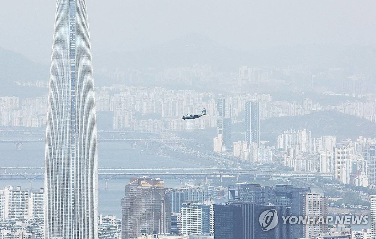 황사가 유입되면서 전국 곳곳에 미세먼지 주의보가 발령된 지난 21일 경기도 광주시 남한산성에서 바라본 서울 시내가 뿌옇다 / 연합뉴스