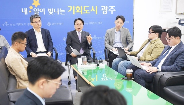 강기정 광주광역시장이 21일 시청 기자실에서 기자차담회에 참석해 임기 중 추진할 10가지 주요 과제를 제시하고 있다. /광주광역시 제공