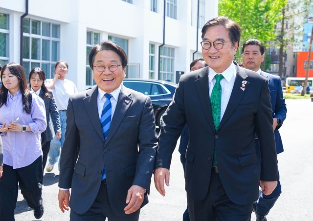 역사의 흉터 쓰다듬은 우원식·강기정… "5·18 헌법 수록으로 제2의 내란 막는다"