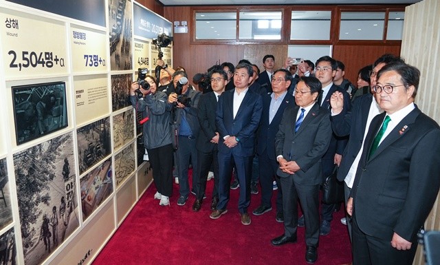 강기정 광주광역시장이 21일 오후 광주를 찾은 우원식 국회의장과 함께 동구 금남로의 옛 전남도청을 방문해 전시시설을 관람하고 있다. /광주광역시 제공