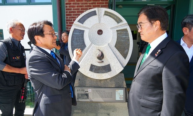 강기정 광주광역시장이 21일 오후 광주를 찾은 우원식 국회의장과 함께 동구 금남로의 옛 전남도청을 방문해 전시시설을 관람하고 있다. /광주광역시 제공