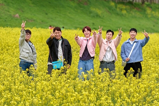 지난 4월 10일부터 이틀간 KBS 대표 예능 프로그램 ‘1박 2일’ 촬영이 진행됐다. 출연진들이 영산강 유채꽃밭에서 기념사진을 찍고 있다. / 나주시