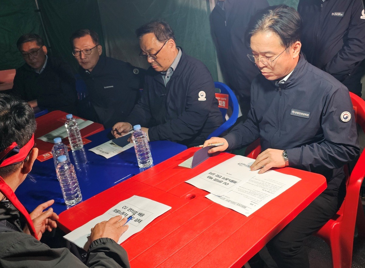 김영훈 고용노동부 장관이 지난 20일 진주시 정촌면 CU 진주물류센터 앞 화물연대 집회 현장을 방문했다. / 뉴스1