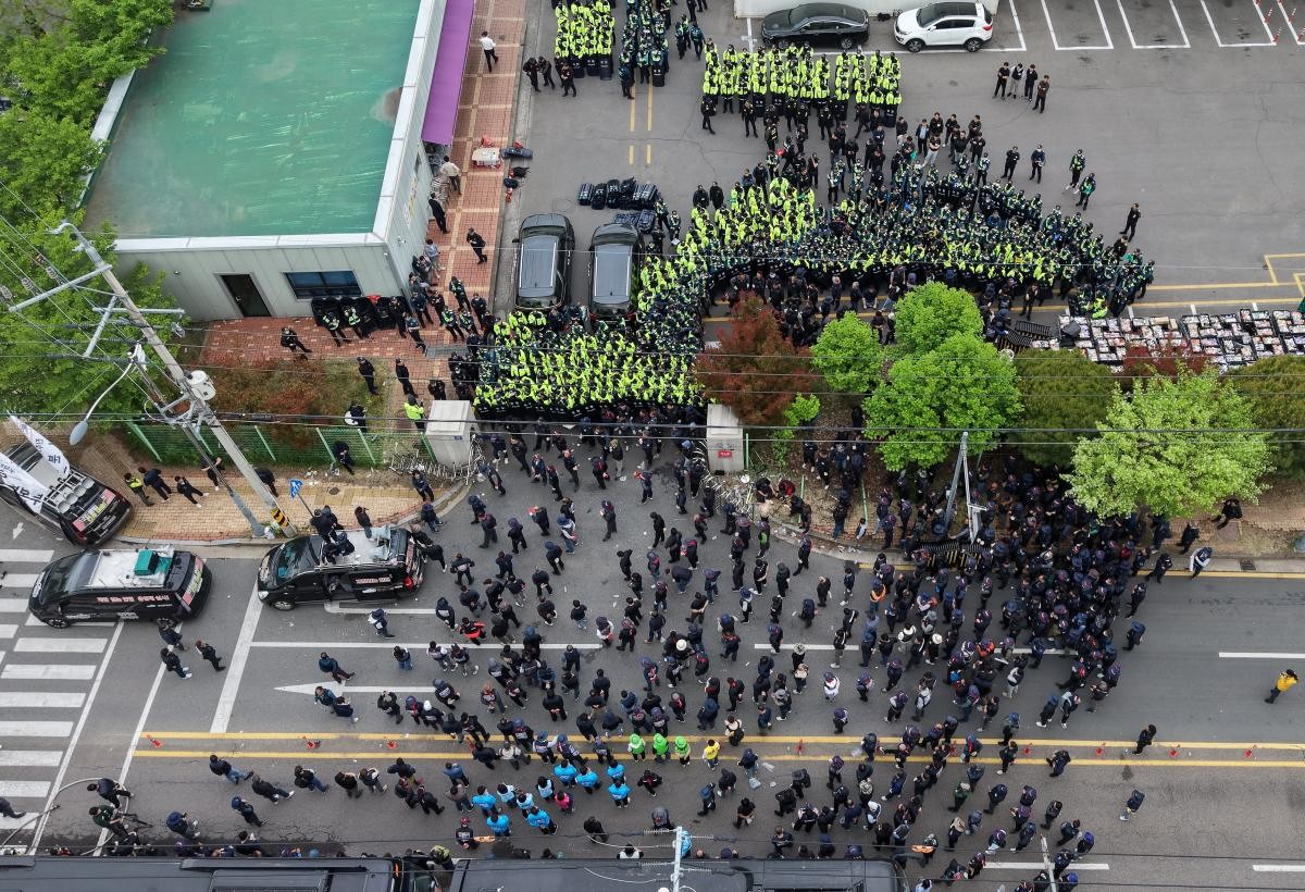 경찰과 대치하는 화물연대 노조. 지난 20일 경남 진주시 정촌면 CU 진주물류센터 앞에서 진입을 시도하는 화물연대 노조원들을 경찰이 막아서고 있다. 이날 현장에서는 화물차와 집회 참가자 3명이 충돌해 1명이 숨지 2명이 다치는 사고가 발생했다 / 뉴스1