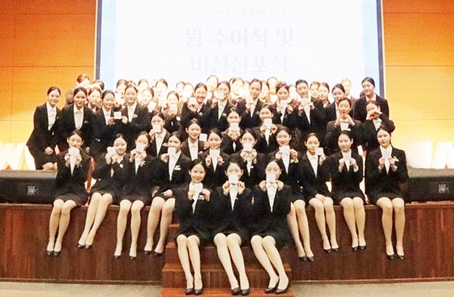 광주여자대학교(총장 이선재) 항공서비스학과는 교내 국제회의장에서 ‘2026학년도 윙수여식 및 비전선포식’을 개최했다. / 광주여대