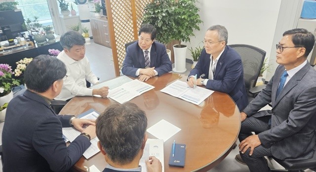 21일 공영민 고흥군수가 기획예산처 예산실에서 주요 사업의 타당성을 설명하며 예산 지원을 건의하고 있다. / 고흥군