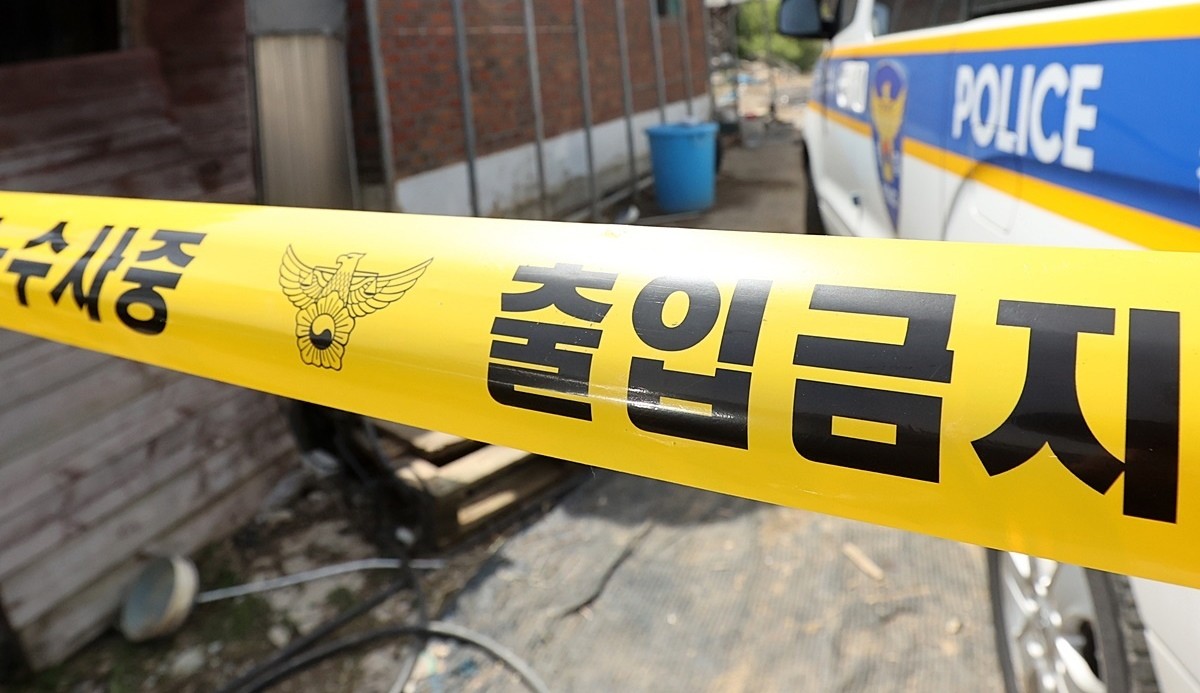 경찰의 폴리스라인 모습. 해당 기사 내용과 무관한 자료 사진. 인천 연수경찰서에 따르면 21일 오후 3시 47분쯤 '인천시 연수구 송도동 한 공영주차장에서 실종된 자매의 차량을 발견했는데 자매가 차에 있는 것 같다'라는 내용의 112 신고가 접수됐다. 신고를 받고 현장에 출동한 경찰은 차량 안에서 60대 여성 A 씨로 추정되는 백골 상태의 시신을 발견했다. 해당 차량은 오랜 시간 주차장에 방치된 상태였던 것으로 파악됐다. 경찰은 가족이 60대 여성 A 씨를 이전에 실종 신고한 이력이 있는 것으로 보고 정확한 경위를 조사하고 있다고 밝혔다. / 뉴스1