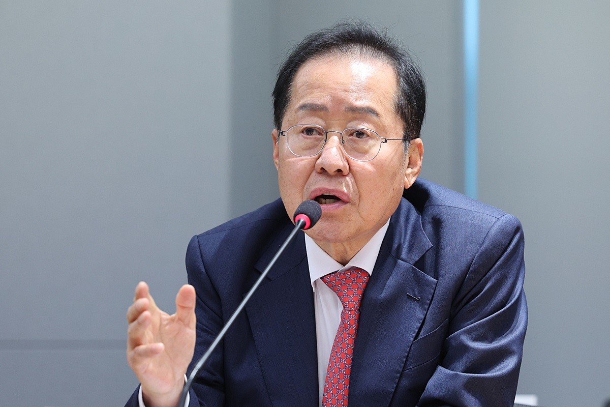 홍준표 전 대구시장 자료 사진.     홍준표 전 시장이 일부 보수 지지층 일각에서 제기된 이른바 '배신자론'을 반박했다. 홍 전 시장은     '이제 당적을 떠나 자유로운 영혼이 되었으니 그만들 하거라. 진영논리에 절어 내 편이면 강도도 용서되고 남의 편이면 현자라도 비방하는 그런 짓 이제 그만하는 세상이 돼야 한다'라고 강조했다.    / 뉴스1