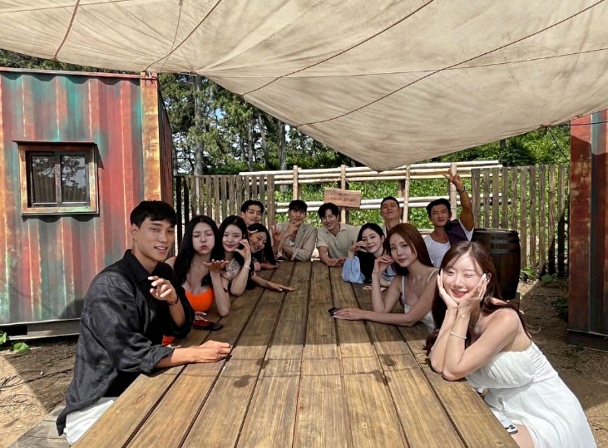 '솔로지옥3' 출연자 12명의 모습이 담긴 단체 사진. / 이관희 인스타그램