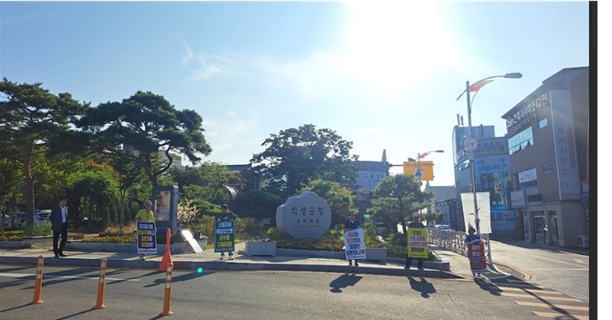 경북 의성 산불피해주민들의 25년 9월 의성군청 앞 시위 모습/위키트리 DB