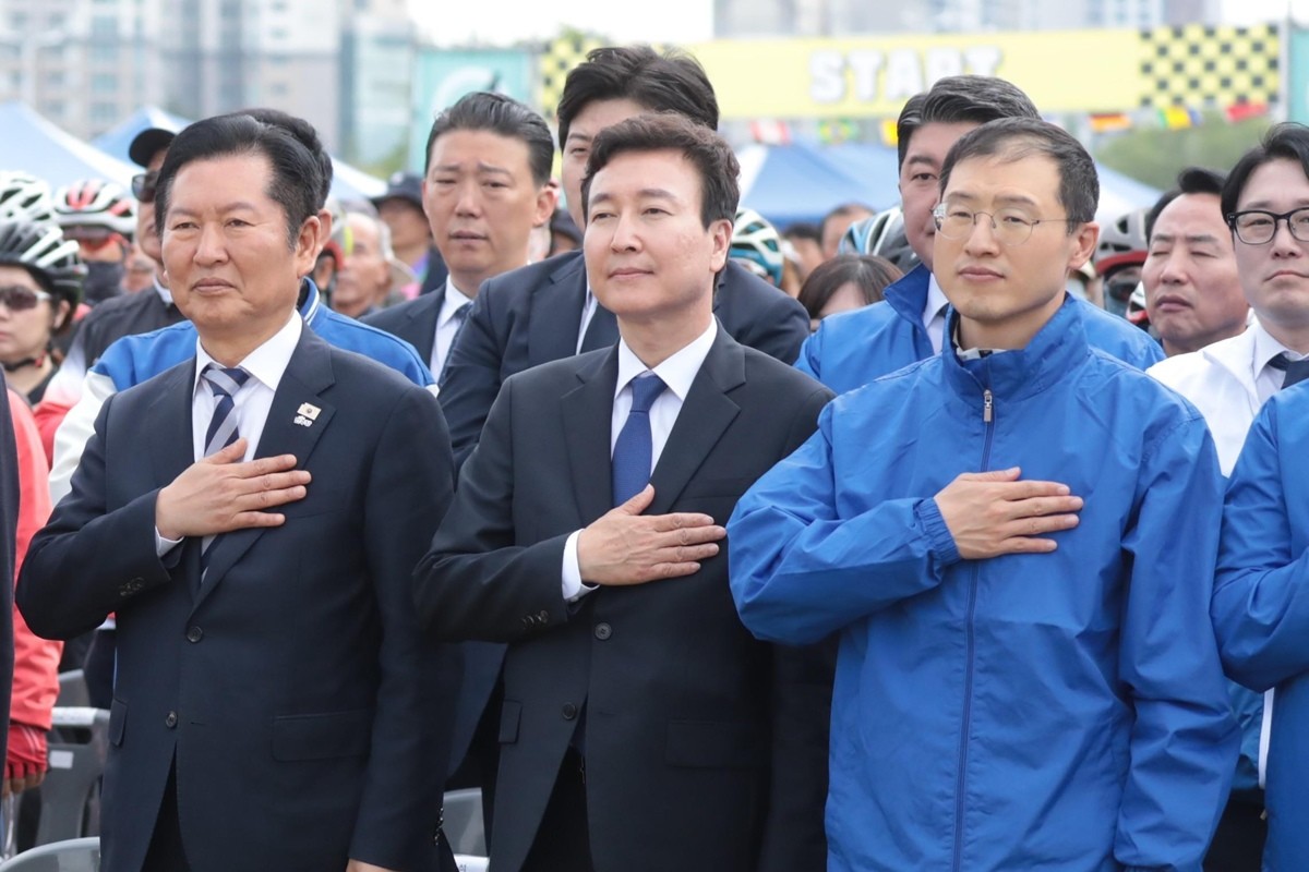 정청래 더불어민주당 대표(왼쪽)와 전태진 변호사(가운데), 김상욱 의원(오른쪽)이 18일 울산 태화강변 남구 둔치에서 열린 '울산 자전거 대축전'에 참석해 국민의례를 하고 있다. / 뉴스1