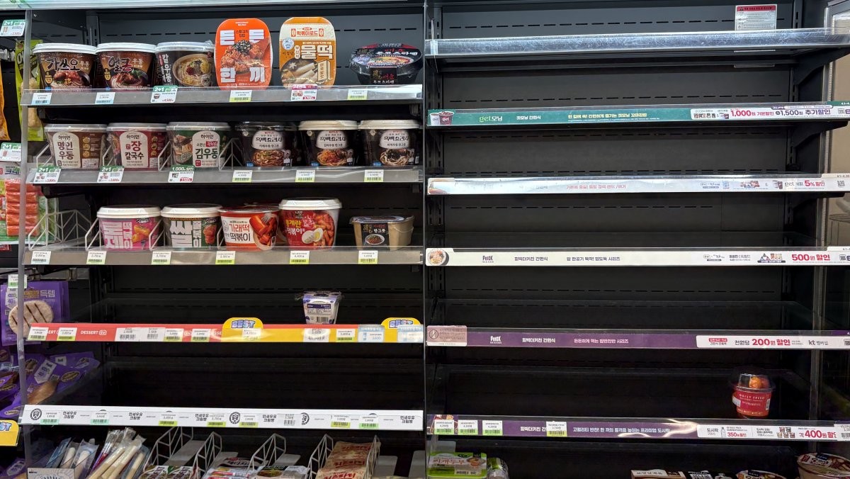 21일 경남 진주에 위치한 한 CU 편의점의 신선식품 매대가 텅 비어있다. / 뉴스1