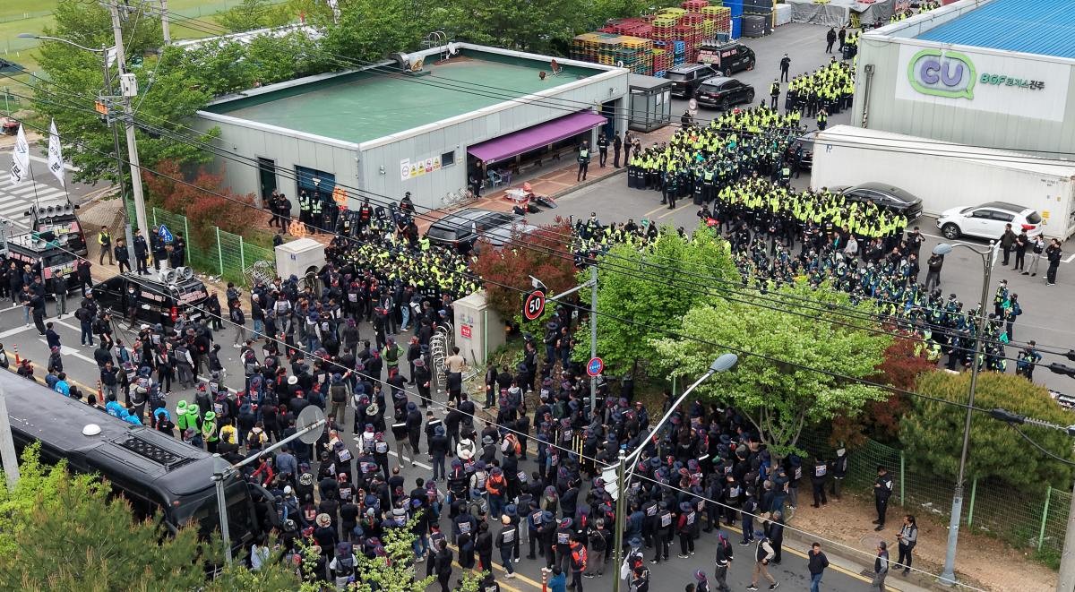 20일 경남 진주시 정촌면 CU 진주물류센터 앞에서 진입을 시도하는 화물연대 노조원들을 경찰이 막아서고 있다.  / 뉴스1