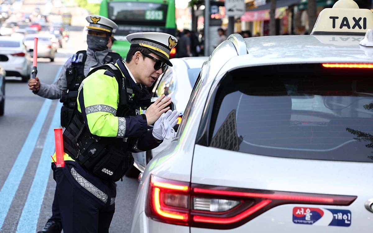 '우회전 일시정지 일제 단속'을 두고 이런 논란이 벌어지고 있다 