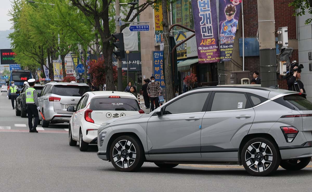 전북경찰청과 덕진경찰서 교통안전계 경찰관들이 20일 전북 전주시 덕진광장 사거리에서 우회전 일시정지 위반 집중단속을 하고 있다. / 뉴스1