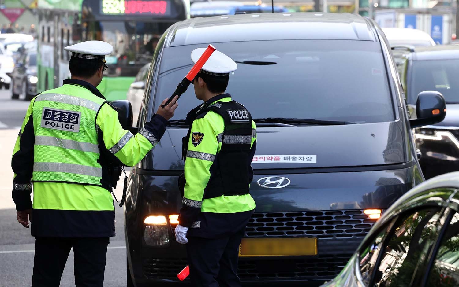 20일 서울 관악구 봉천로 사거리에서 교통안전계 경찰관들이 우회전 일시 정지 의무 위반 집중단속을 하고 있다.  / 뉴스1