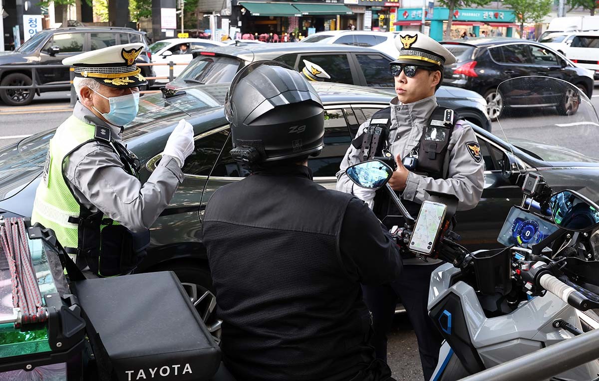 20일 서울 관악구 봉천로 사거리에서 교통안전계 경찰관들이 우회전 일시 정지 의무 위반 집중단속을 하고 있다.  / 뉴스1