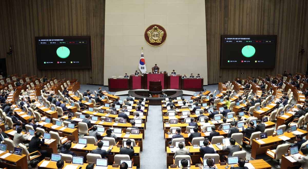 '노동절이 법정 공휴일로' 국회 통과. 지난 3월 31일 서울 여의도 국회에서 열린 제433회국회(임시회) 제3차 본회의에 공휴일에 관한 법률 일부개정법률안(대안)이 통과되고 있다. / 뉴스1