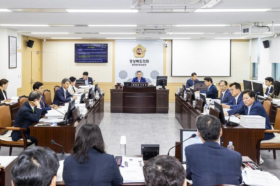 경북도의회 문화환경위원회 회의 모습