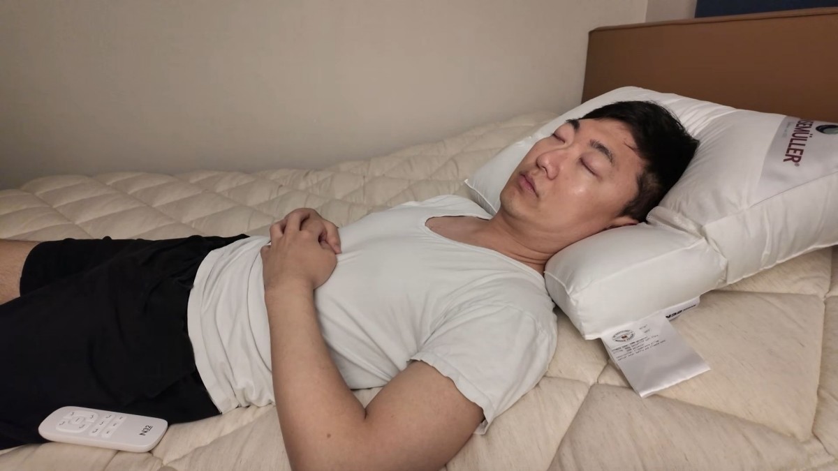 침대 광고 도중 잠든 채 누워 있는 김선태 씨의 모습 / 유튜브 '김선태' 채널 캡처