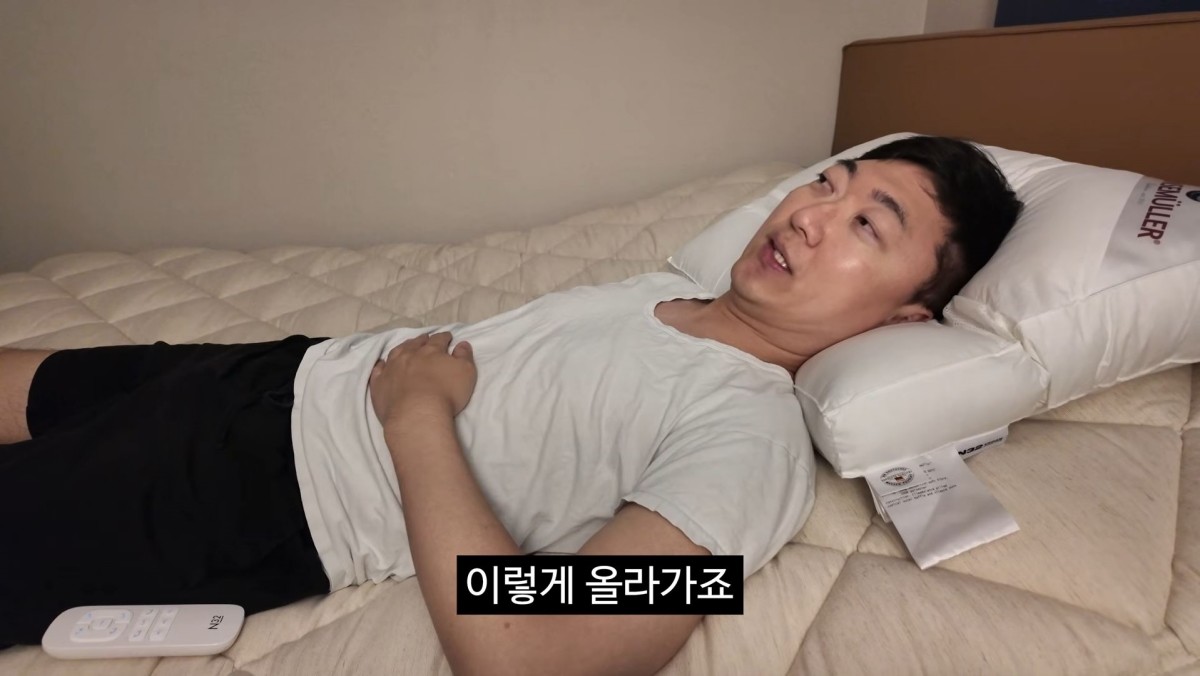 침대 브랜드 협업 배경과 기부 계획을 설명하는 모습. / 유튜브 '김선태' 채널 캡처