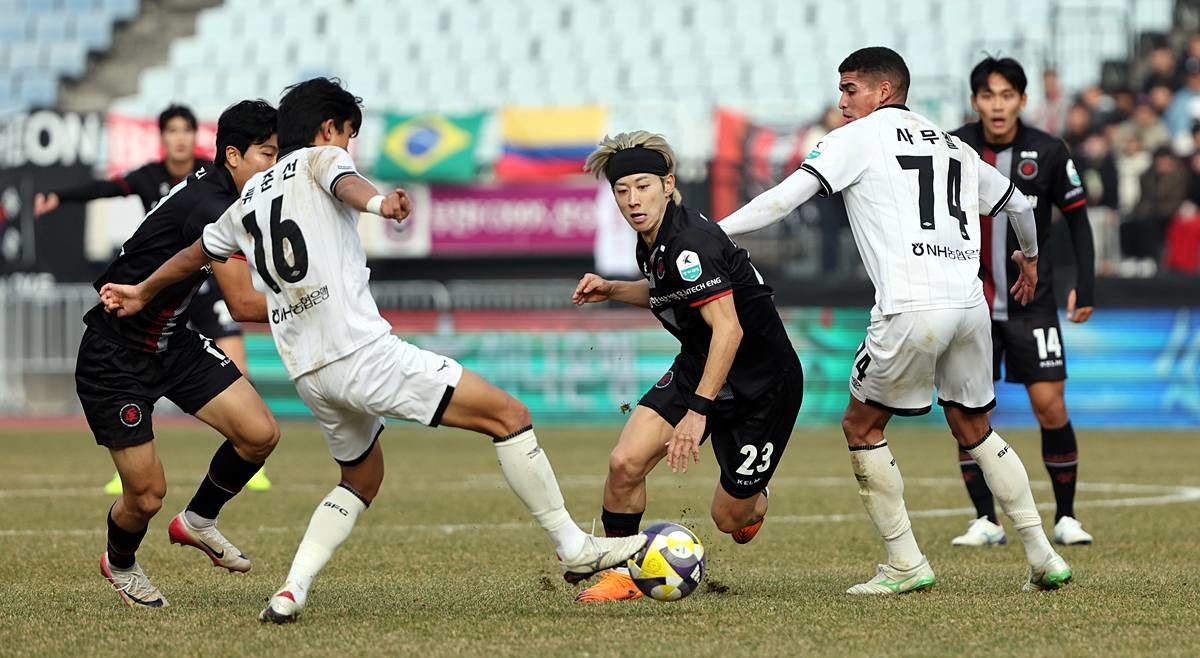 지난해 11월 30일 오후 경기 부천시 부천종합운동장에서 열린 하나은행 프로축구 K리그2 플레이오프(PO) 부천FC와 성남FC의 경기에서 부천 카즈가 돌파를 하고 있다 / 뉴스1