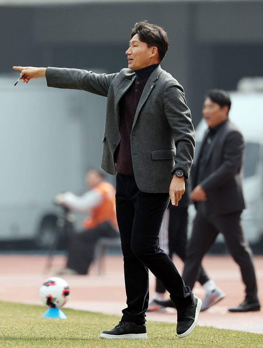 지난 3월 15일 오후 경기 부천시 부천종합운동장에서 열린 하나은행 K리그1 2026 부천 FC와 울산 HD의경기, 전반 부천 이영민 감독이 선수들에게 작전을 지시하고 있다 / 뉴스1
