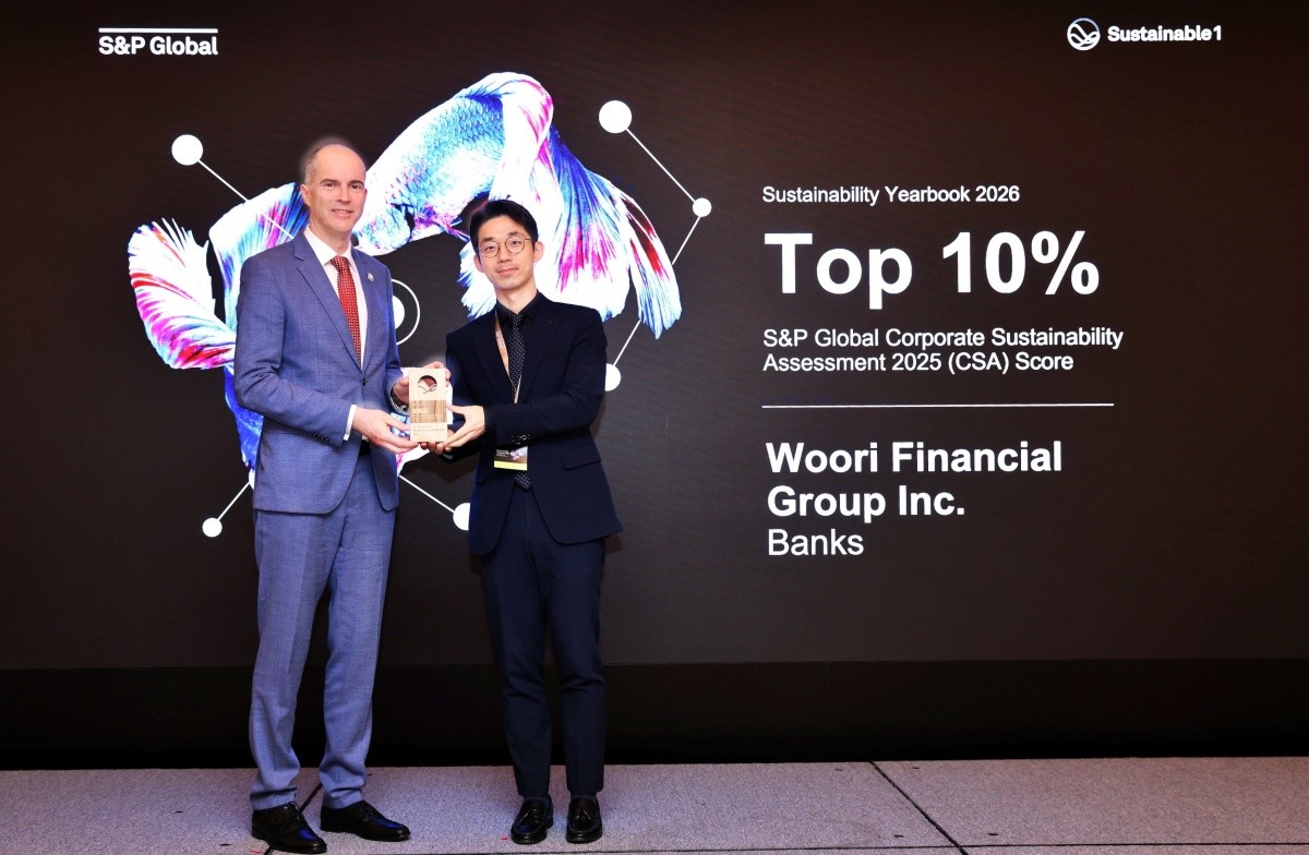지난 14일 서울 웨스틴조선호텔에서 열린 S&P 글로벌 ‘지속가능성 평가’에서 우리금융이 상위 10% 기업에 선정되며 글로벌 ESG 경쟁력을 입증했다. / 우리금융 제공
