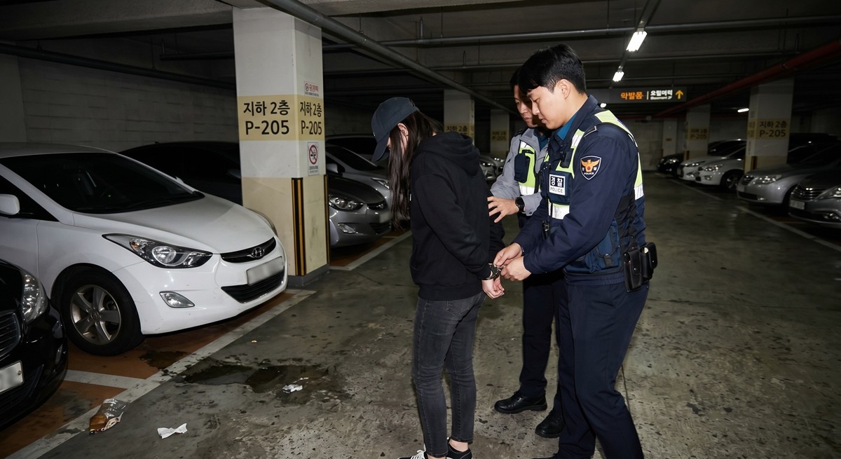 전 연인 협박 혐의로 체포된 20대 여성 자료 이미지 / AI 생성 이미지