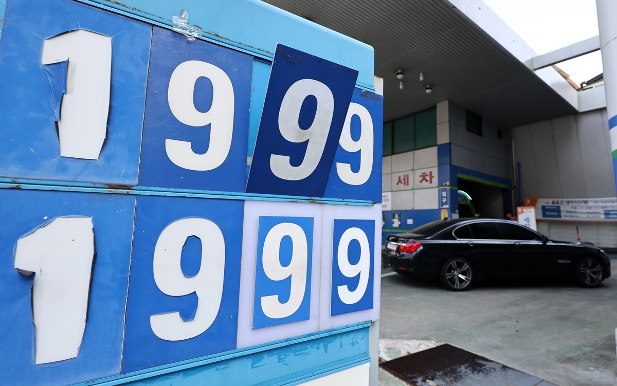 서울에 있는 주유소에 유가 정보가 표시돼 있다. 기사 이해를 돕기 위한 자료 사진. 김민석 국무총리가 석유최고가격제와 관련해 '정부는 최고가격제의 긍정적 효과와 여러 가지 의견들을 충분하고 신중하게 고려해 4차 시행 여부를 결정하겠다'라고 밝혔다. 김 총리는 22일 오전 정부서울청사에서 열린 비상경제본부 회의 모두발언에서 '3차 석유 최고가격제가 내일로 종료되고 4차 시행 여부를 곧 결정하게 된다'라며 이렇게 말했다.     석유최고가격제는 정부가 휘발유나 경유 등 석유 제품의 판매 가격 상한선을 정해 일정 수준 이상으로 오르지 못하도록 제한하는 제도다.    / 뉴스1