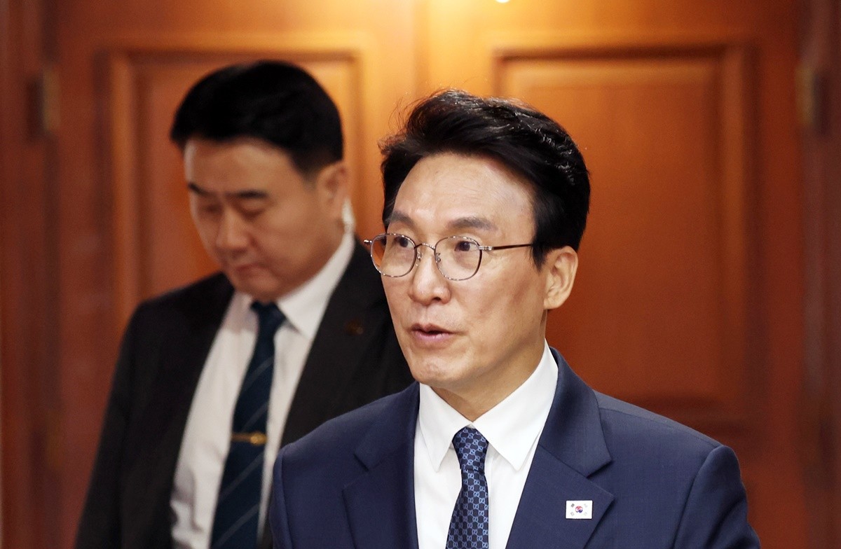 김민석 국무총리가 22일 정부서울청사에서 열린 비상경제본부회의에 참석하고 있다. 김민석 총리는 이날 '3차 석유최고가격제가 내일로 종료되고 4차 시행 여부를 곧 결정하게 된다'라며 '정부는 최고가격제의 긍정적 효과와 여러 가지 의견들을 충분하고 신중하게 고려해 4차 시행 여부를 결정하겠다'라고 말했다. 이어 '일부에서 실효성에 대한 여러 의견이 있지만 분명한 것은 (석유)최고가격제 시행으로 물가 폭등 방지, 소비 위축 완화, 화물기사 등 유가 민감 계층에 대한 충격 완화 등 긍정적 효과가 확인됐다는 점'이라고 했다.    / 뉴스1