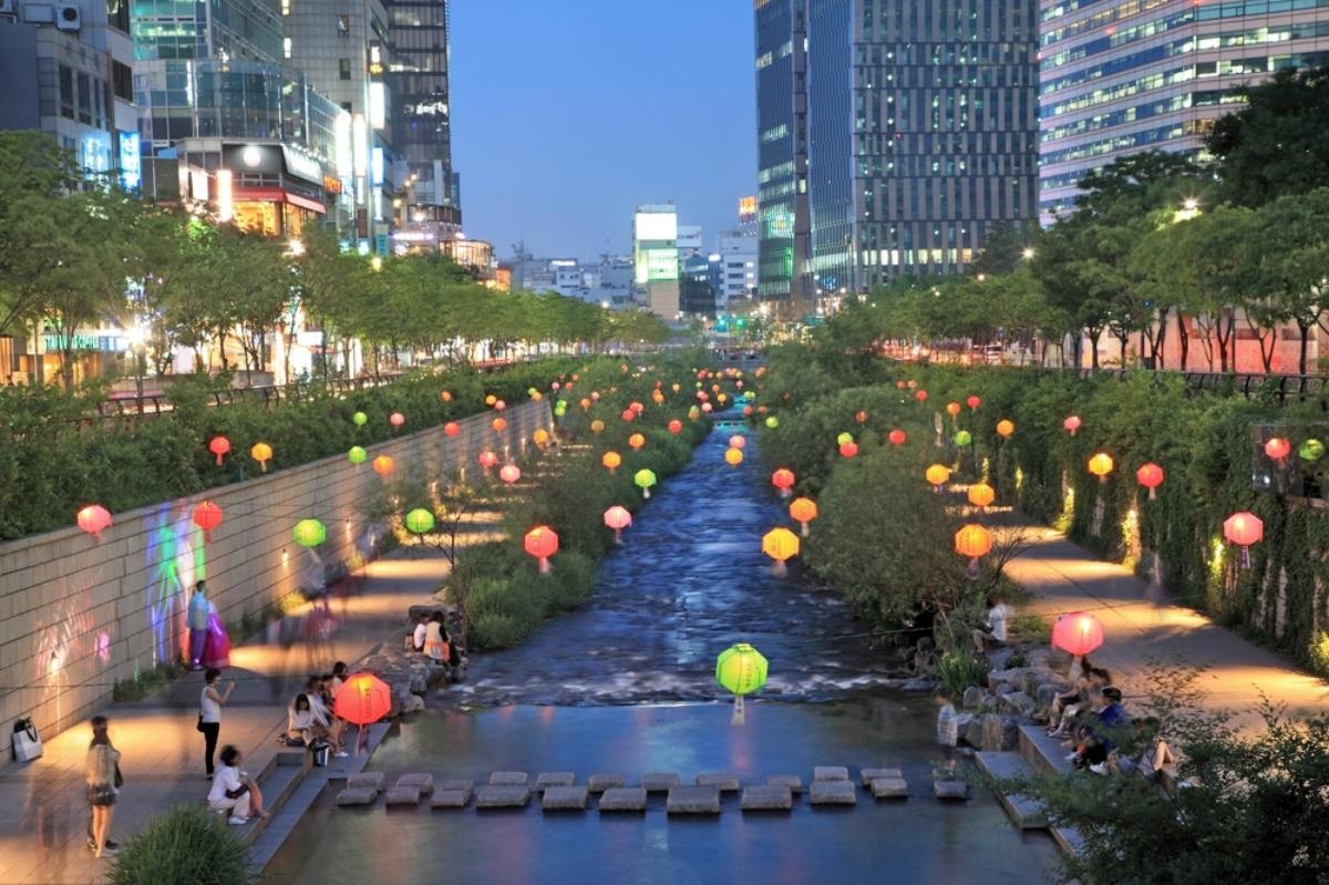 서울 청계천의 모습 / Johnathan21-shutterstock.com