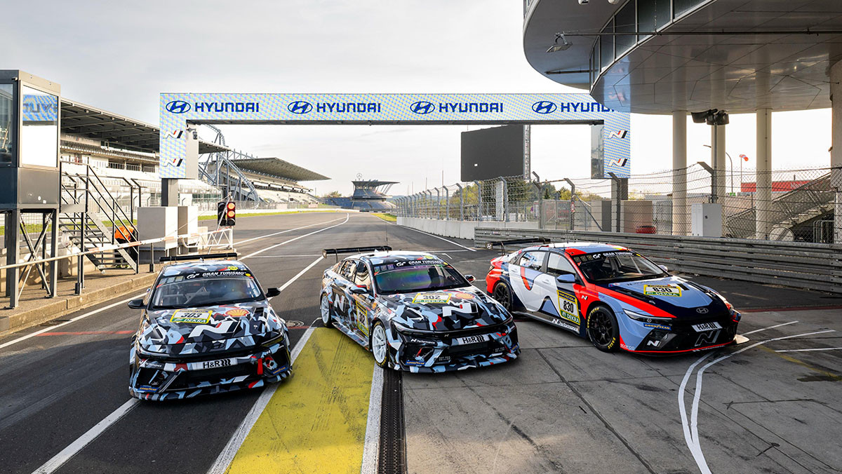 뉘르부르크링 24시 내구레이스에 출전하는 엘란트라 N1 RP(왼쪽 2대)와 엘란트라 N TCR. / 현대자동차