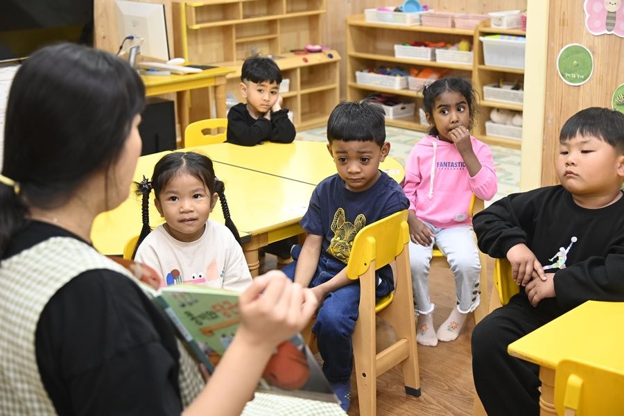 외국인 아동들이 지난 20일 대구 달성군 논공읍의 한 어린이집에서 수업을 듣고 있다. / 대구 달성군 제공