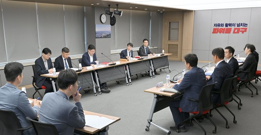 22일 대구시청 산격청사에서 대구시장 권한대행 주재로 ‘서대구역세권 개발 주요 현안점검 보고회’가 열리고 있다.  / 대구시 제공