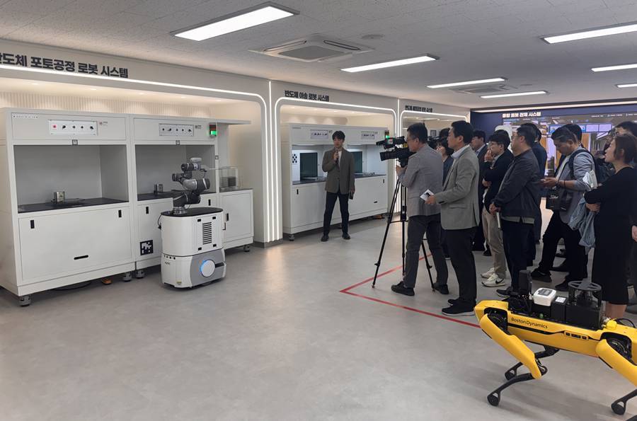 구미에 '경북 로봇 플래그쉽 거점' 문 열었다…반도체 산업 특화된 로봇 실증 공간