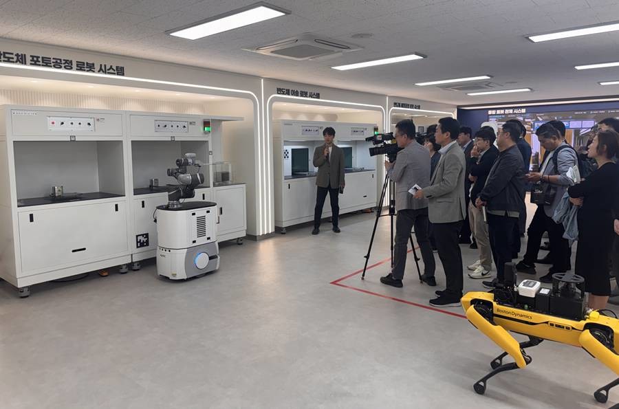 구미에 '경북 로봇 플래그쉽 거점' 이 문을 열었다 사진은 시연 모습/이하 구미시 제공