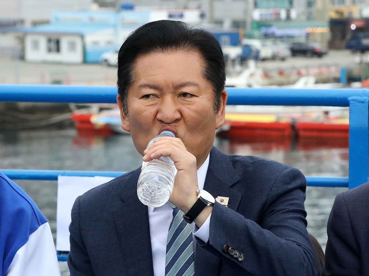 정청래 더불어민주당 대표가 22일 경남 통영 욕지도에서 통영시로 향하는 선박 위에서 열린 '욕지도 선상 최고위원회의'에 참석해 물을 마시고 있다. / 뉴스1