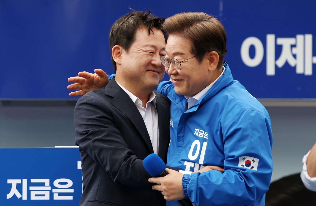 지난해 대선 직전인 5월17일 이재명 더불어민주당 대통령 후보가 광주 서구 김대중컨벤션센터 광장에서 열린 집중유세에서 국민의힘 탈당 후 개혁신당 정책위의장을 맡았던 김용남 전 의원과 포옹하고 있다. / 뉴스1