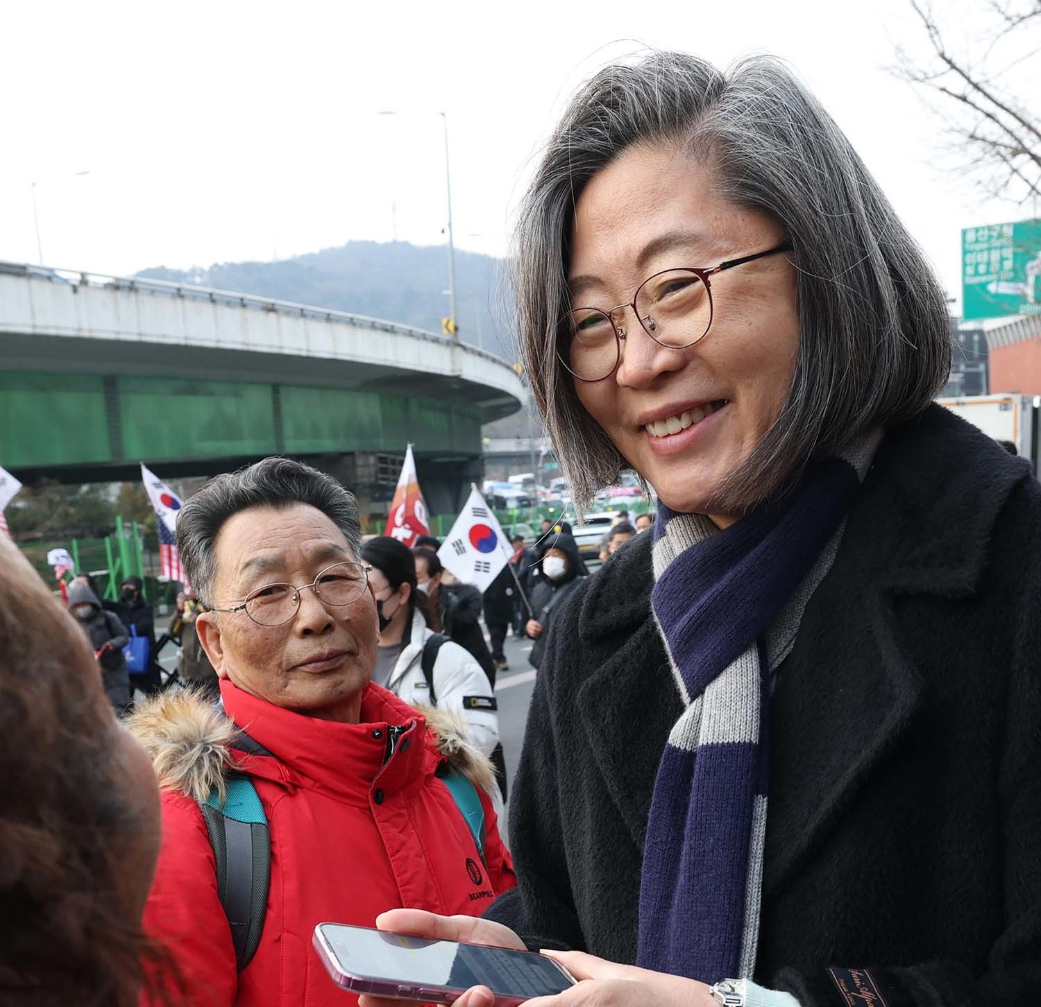 이수정 국민의힘 수원정 당협위원장이 윤석열 전 대통령 지지자들과 인사를 나누고 있다. / 2025년 3월 7일자 뉴스1 사진