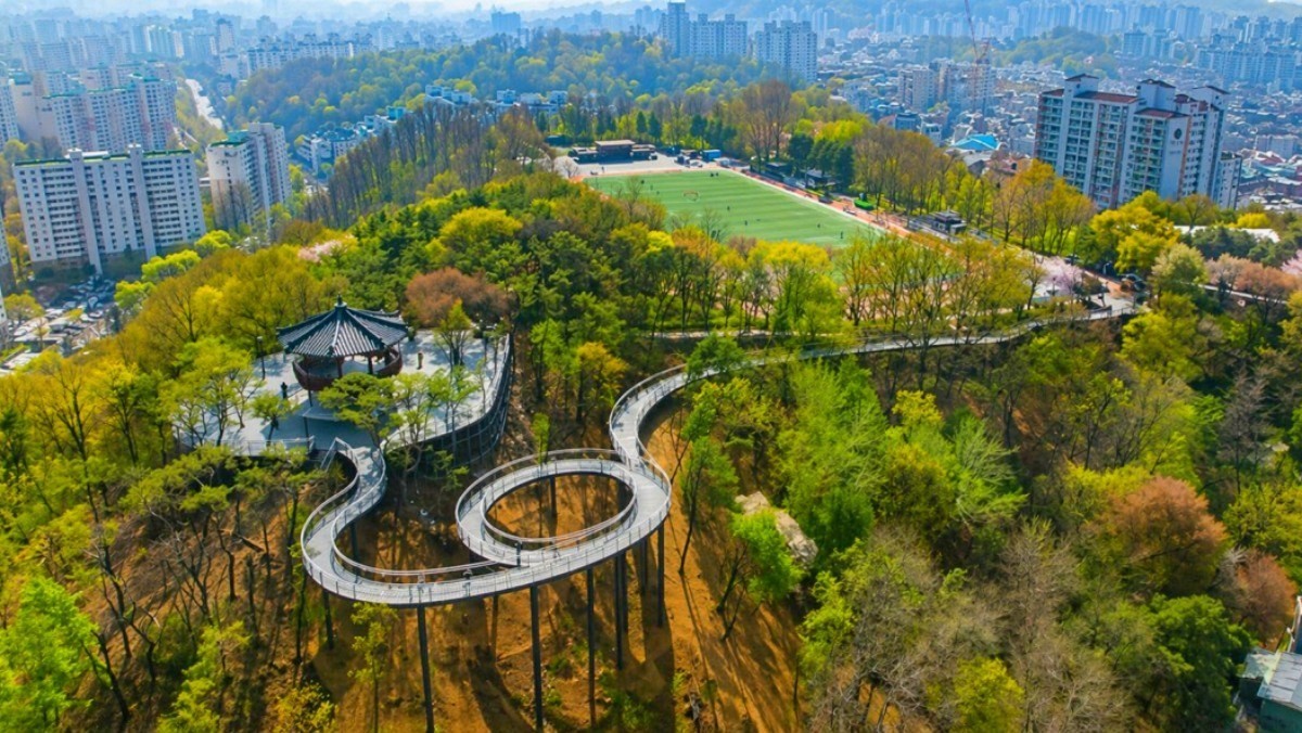 용왕산 스카이워크. 기사 내용 토대로 AI툴 활용해 제작한 자료사진.