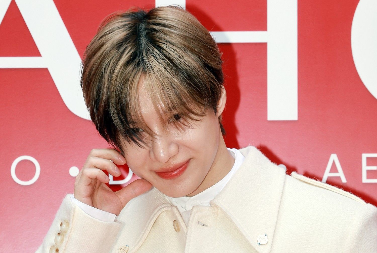 Taemin with a White Outfit Posing for a Photo / News1