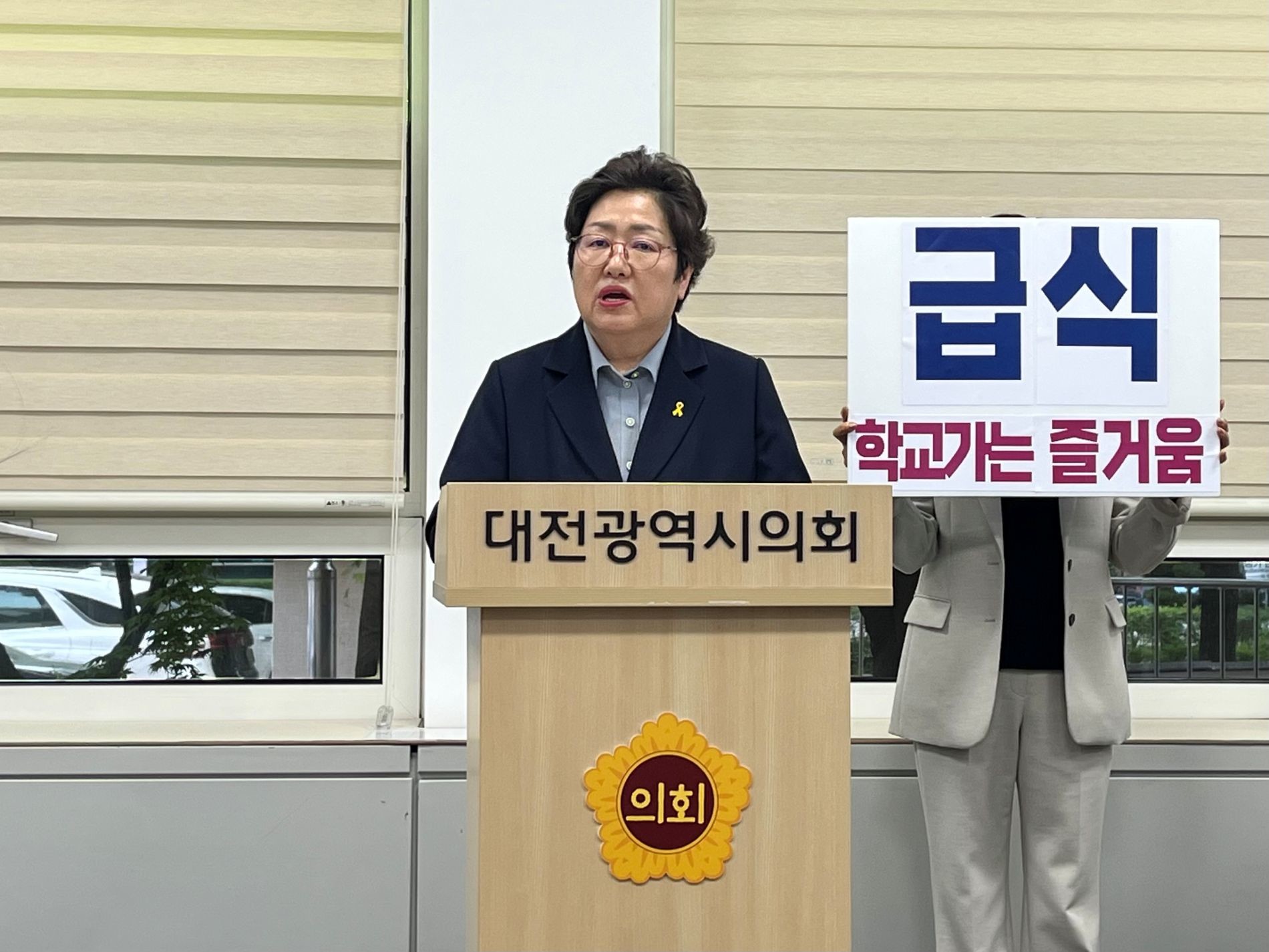 정상신 대전시교육감 예비후보가 22일 대전시의회 기자실에서 기자회견을 열고 학교급식 파업 중재 제안서를 발표하고 있다.  / 사진=장윤아 기자