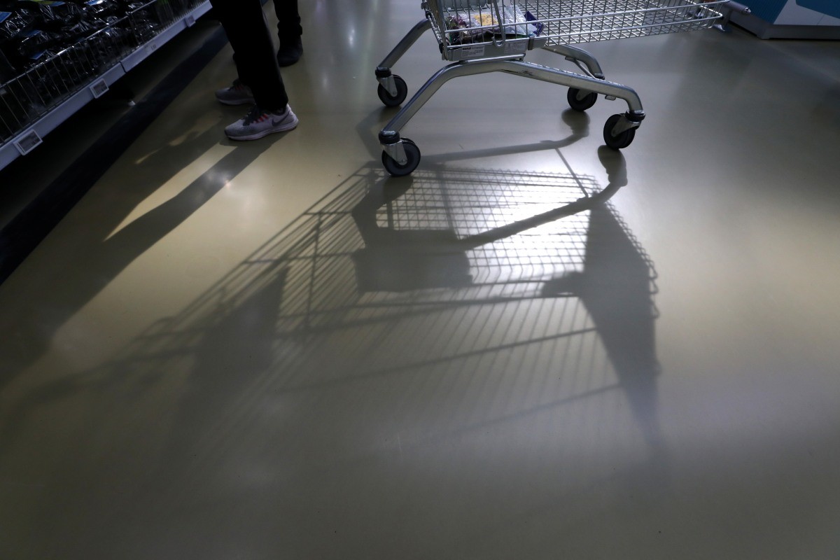 마트 관련 자료사진. 시민이 장을 보면서 카트를 끄는 모습. / 뉴스1