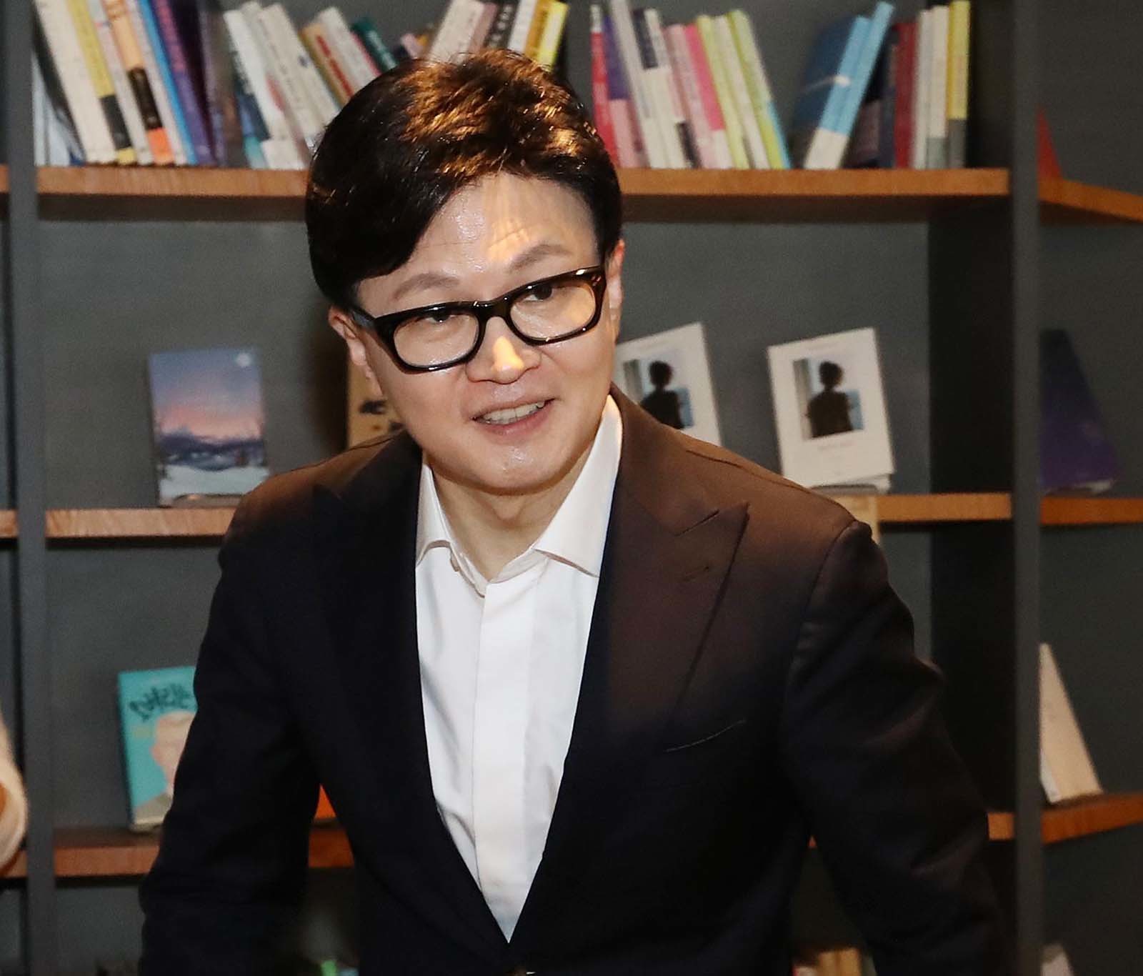 한동훈 전 국민의힘 대표가 20일 부산 북구 한 카페에서 열린 최윤홍 부산교육감 예비후보 초청 '부산 북구 학부모 소통간담회'에 참석하고 있다. / 뉴스1